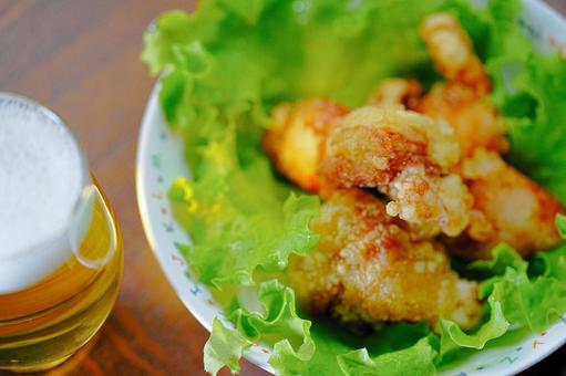 ビールと竜田揚げ ビールと竜田揚げ 食事,食卓,鶏肉料理の写真素材