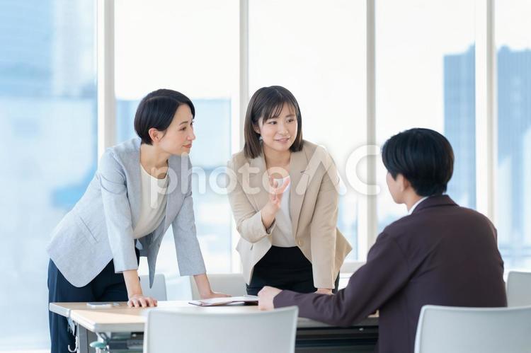 会議をする男女のビジネスマン ビジネス,会議,オフィスの写真素材