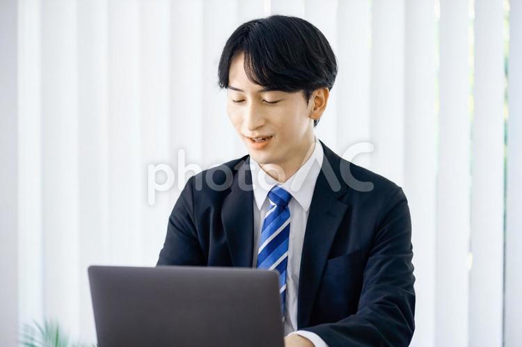 ノートパソコン ビジネスマン オフィス ノートパソコン ビジネスマン オフィス ビジネスマン,ノートパソコン,オフィスの写真素材