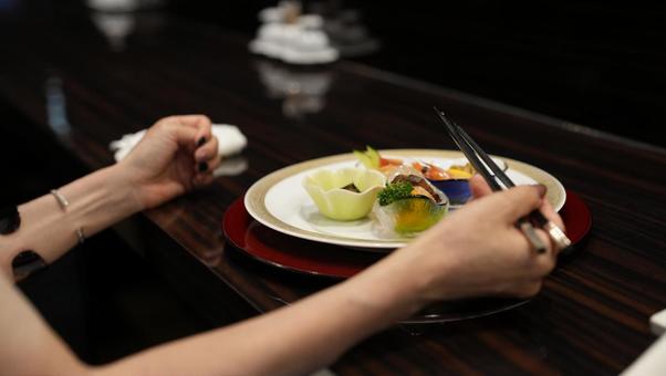 食事をする女性 食事をする女性 女性,食事,ナイフの写真素材