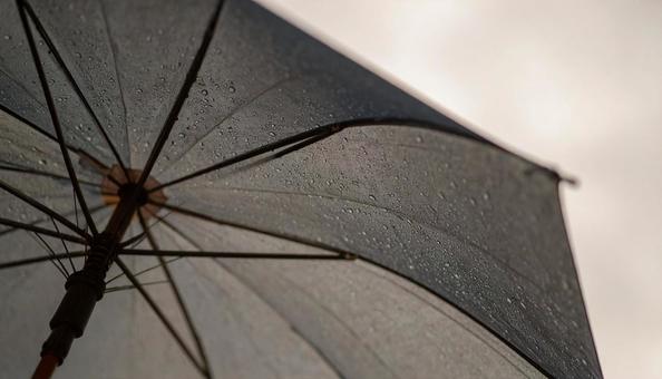 雨上がりの空と傘 雨上がりの空と傘の写真