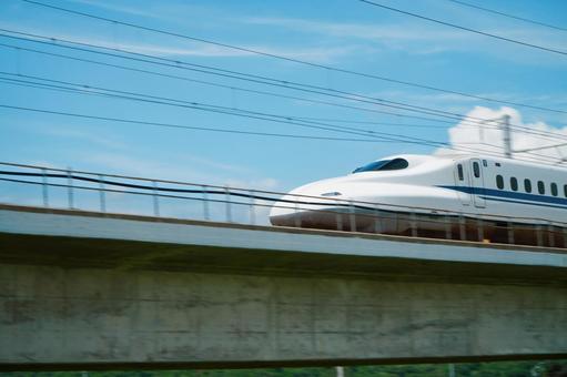夏空と新幹線1 夏空と新幹線1 鉄道,jr,空の写真素材