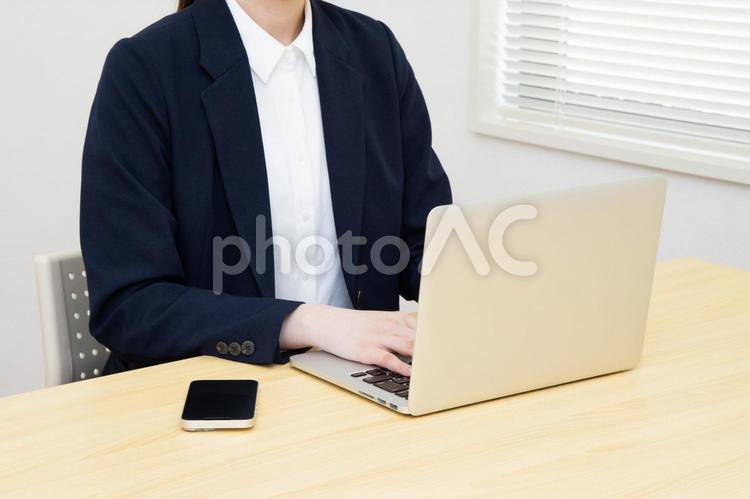 PC操作 ビジネス,pc,ノートパソコンの写真素材