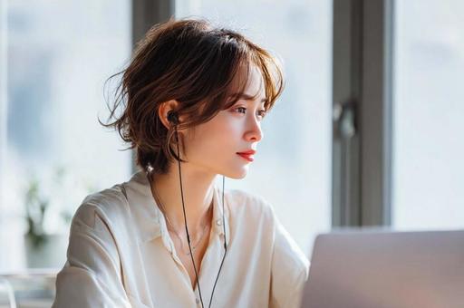 オンライン会議に参加する女性 オンライン会議に参加する女性の写真