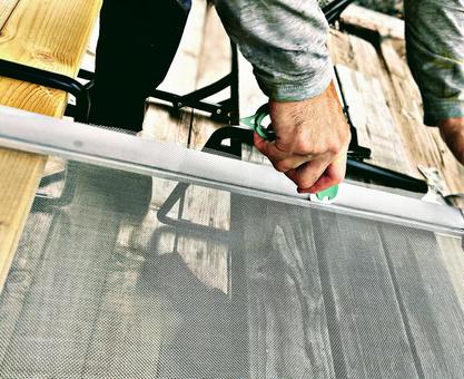 網戸を張り替える手元 網戸,窓,diyの写真素材