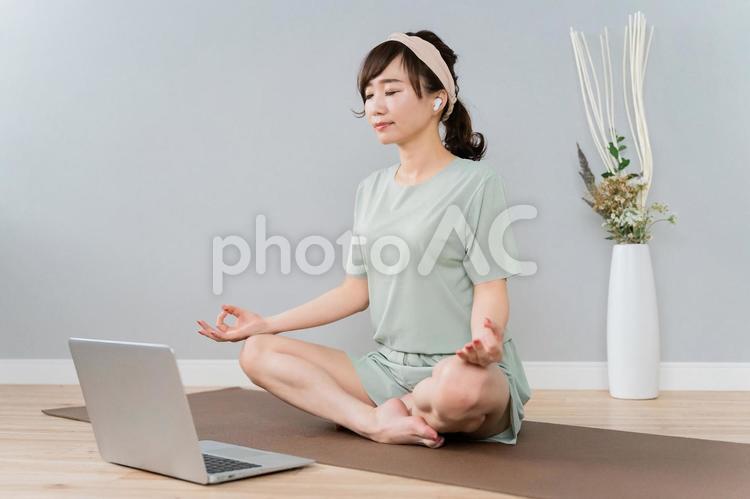 オンラインヨガをするおしゃれな日本人女性 オンラインヨガ,ヨガ,女性の写真素材