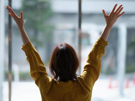 喜ぶ女性 喜ぶ女性の写真