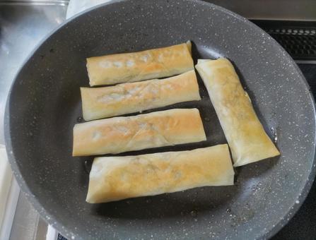 春巻きを揚げ焼きする 春巻きを揚げ焼きする 春巻き,焼く,揚げ焼きの写真素材