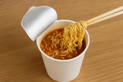 カップラーメンと割り箸 カップラーメンと割り箸の写真