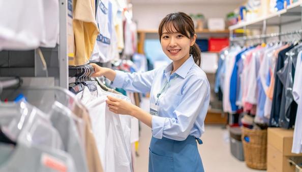 クリーニング店の日本人女性スタッフ クリーニング店の日本人女性スタッフの写真