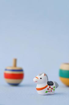 コマと午の置物 コマと午の置物 干支,午,馬の写真素材