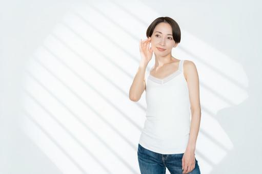 白バックでスキンケアをするミドルの女性 白バックでスキンケアをするミドルの女性 ビューティー,女性,スキンケアの写真素材