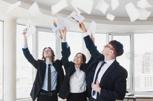 男女の上に舞う資料 男女,外国人,ビジネスの写真素材