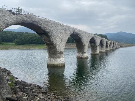 鉄道遺構 幻の橋 鉄道遺構 幻の橋 タウシュベツ,鉄道,タウシュベツ川橋梁の写真素材