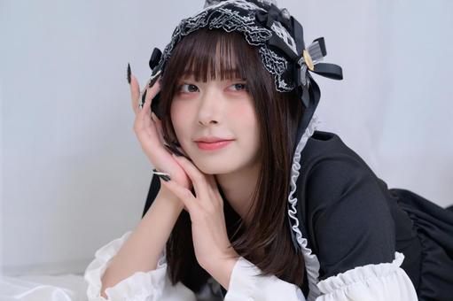 ベッドにうつ伏せになる地雷系女子 ベッドにうつ伏せになる地雷系女子 ベッド,寝る,うつ伏せの写真素材