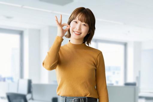 OKポーズをする笑顔の女性 女性,ok,笑顔の写真素材