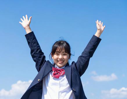 青空の下伸び伸びとする女の子 青空の下伸び伸びとする女の子の写真