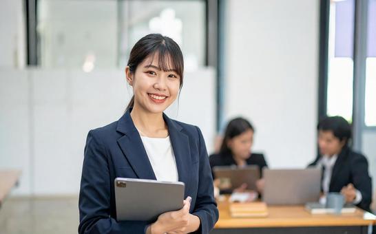 若い女性 仕事 笑顔 若い女性 仕事 笑顔の写真