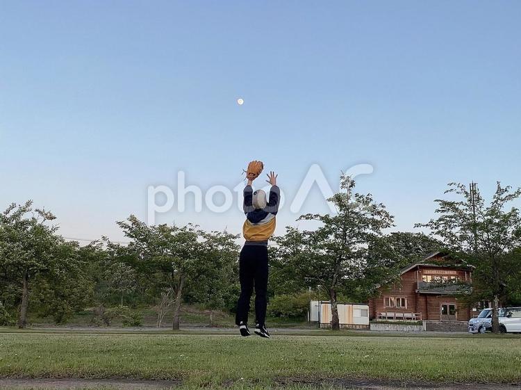 月を捕るひと キャッチボール,ジャンプ,ボールの写真素材