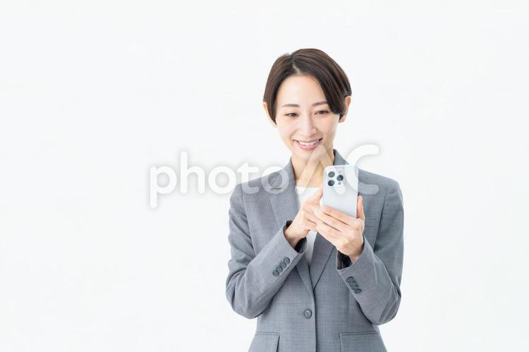 スマホを使うミドルのビジネスウーマン スマホ,ビジネスウーマン,ビジネスの写真素材