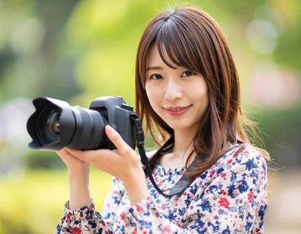 春の風景を撮影するカメラ女子 春の風景を撮影するカメラ女子の写真