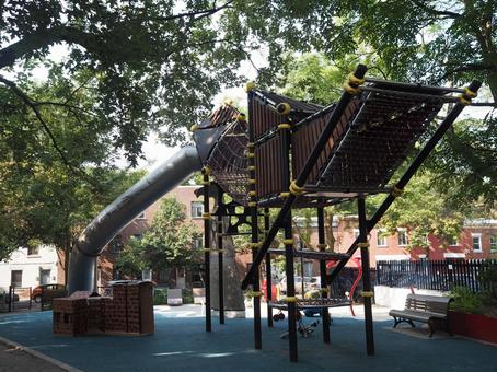 モントリオールの公園にある巨大な遊具 モントリオールの公園にある巨大な遊具 公園,パーク,遊具の写真素材