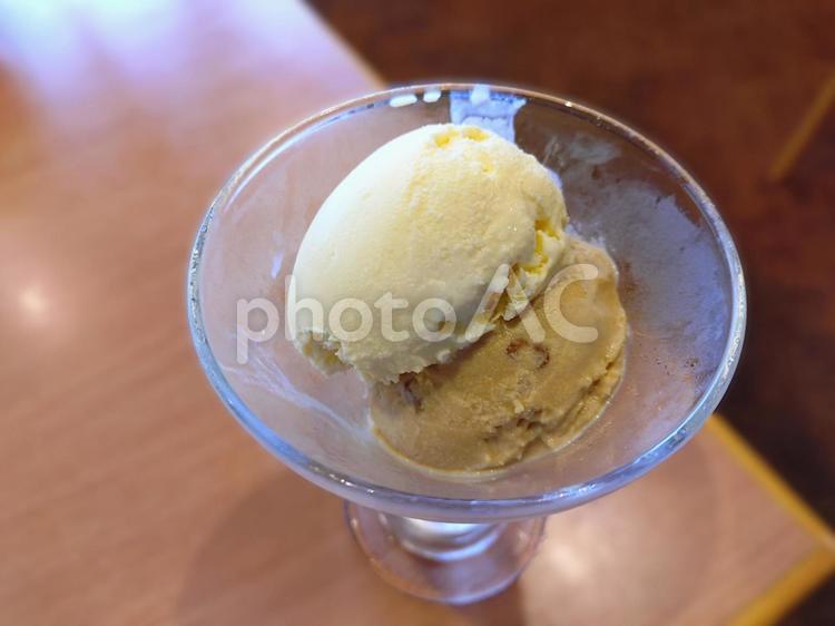 バニラと塩キャラメルのアイス 冷たい,アイスクリーム,デザートの写真素材
