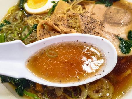オイルの輪っかが浮かぶ オイルの輪っかが浮かぶ ラーメン,町中華,昭和レトロの写真素材