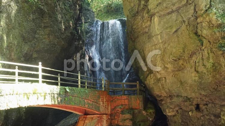 滝と赤い橋の渓谷風景 中津渓谷,滝,渓谷の写真素材