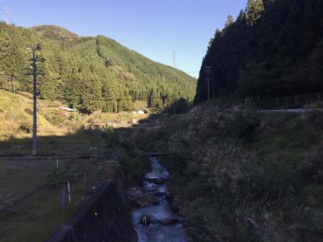 山の影と陽だまりの渓谷 山の影と陽だまりの渓谷 山,渓谷,川の写真素材