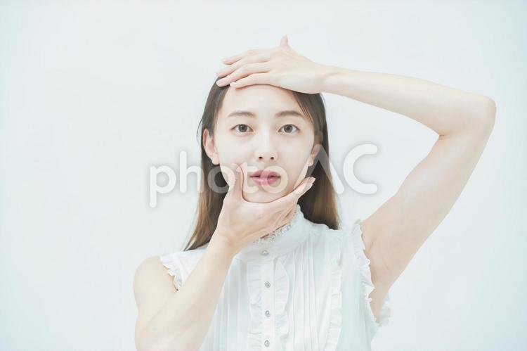 肌の状態を確かめる女性 女性,スキンケア,美容の写真素材