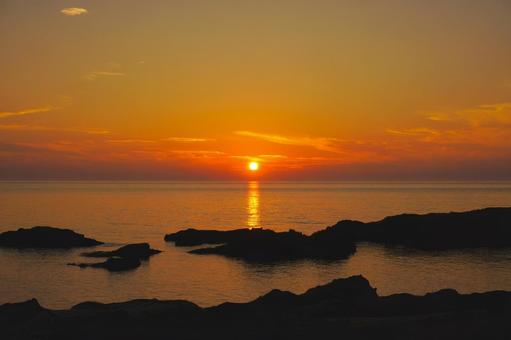 The sun setting on the horizon, JPG The sun setting on the horizon, JPG