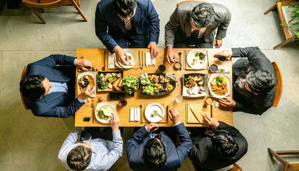 日本人ビジネスエリート男性だけの会食 日本人ビジネスエリート男性だけの会食の写真