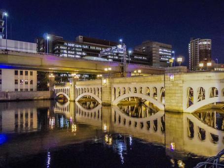 【大阪府】中之島・水晶橋 水晶橋,橋,ライトアップの写真素材