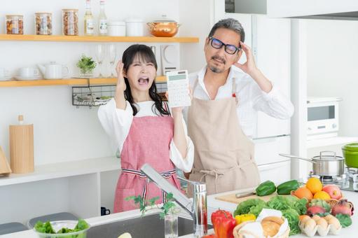キッチンで料理を作るミドルの夫婦 キッチンで料理を作るミドルの夫婦 料理,家族,夫婦の写真素材