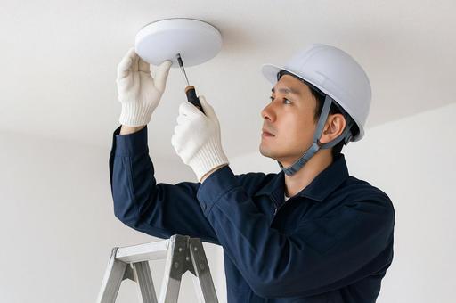 照明を修理する作業員・設備点・安全対策 照明を修理する作業員・設備点・安全対策の写真