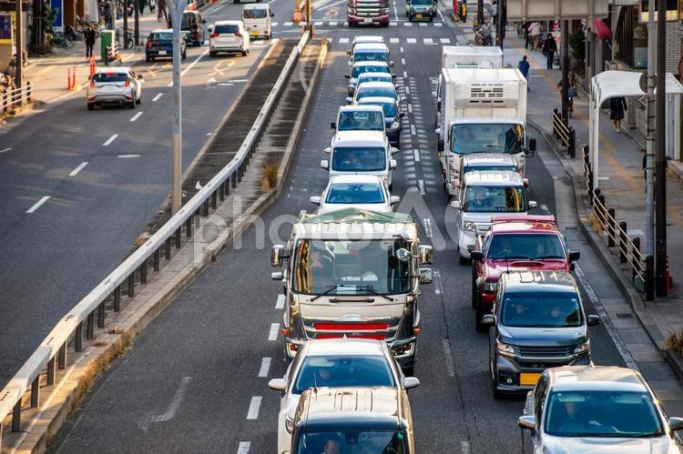 帰宅ラッシュで渋滞する国道の車列 渋滞,車列,混雑の写真素材