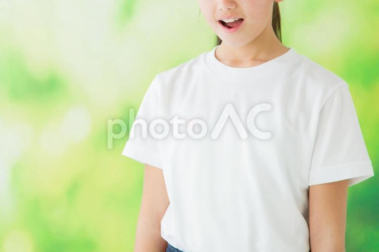 驚く体操着の女の子 びっくり,驚く,叫ぶの写真素材