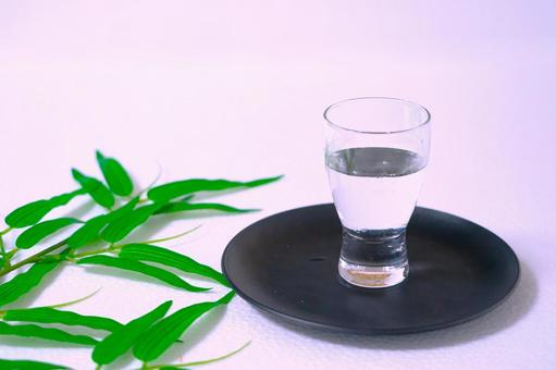 笹と日本酒 笹と日本酒 酒,日本酒,笹の葉の写真素材