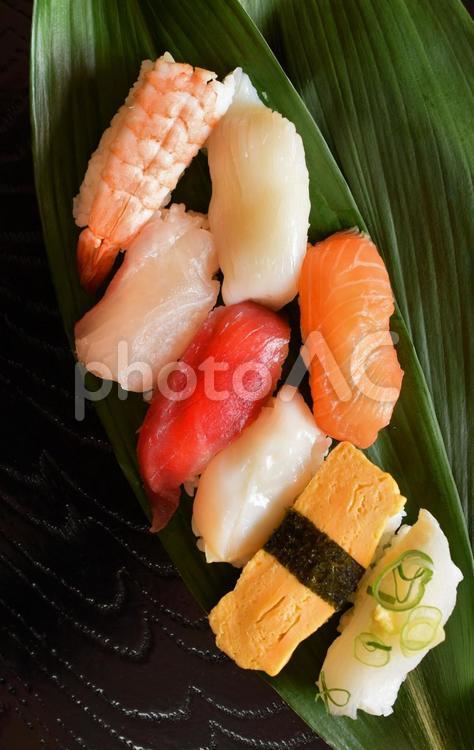 葉ランに載せた握り寿司、握り鮨 握り寿司,握り鮨,食べ物の写真素材