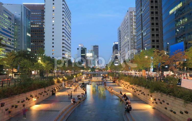 韓国　ソウルのチョンゲチョン　清渓川エリアの都市風景 韓国,ソウル,チョンゲチョンの写真素材