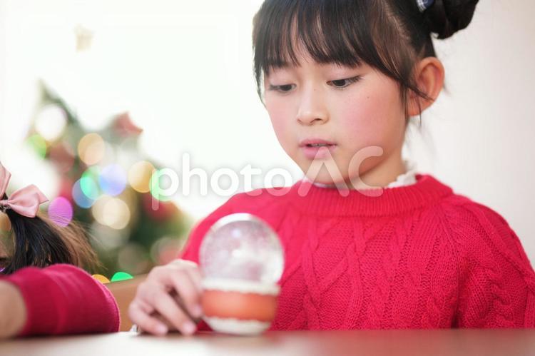 スノードームを見つめる女の子 女の子,スノードーム,見るの写真素材