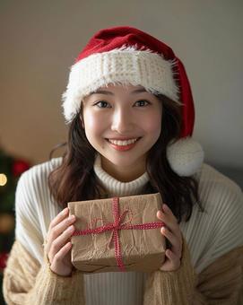 クリスマス プレゼントを持つ女性 クリスマス プレゼントを持つ女性の写真