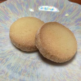 分厚いバニラとアーモンドクッキー 分厚いバニラとアーモンドクッキーの写真