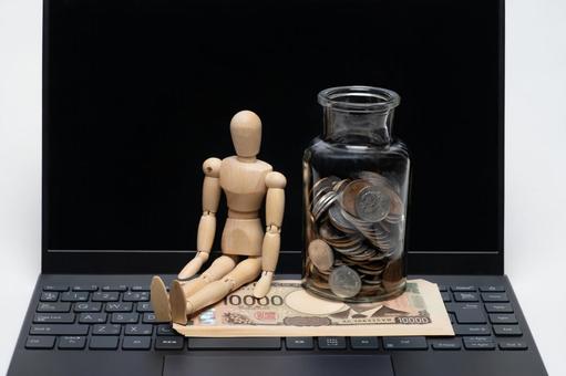 パソコンとコインと一万円札とデッサン人形 パソコンとコインと一万円札とデッサン人形 お金,パソコン,金融の写真素材