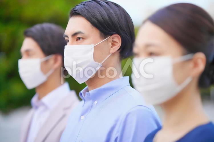 マスクをしている3人のオフィスワーカー ビジネスマン,ビジネスウーマン,会社員の写真素材