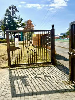 福井少年運動公園の門　スターゲート 星形,スター,シルエットの写真素材