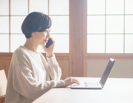 仕事をする女性 仕事をする女性の写真