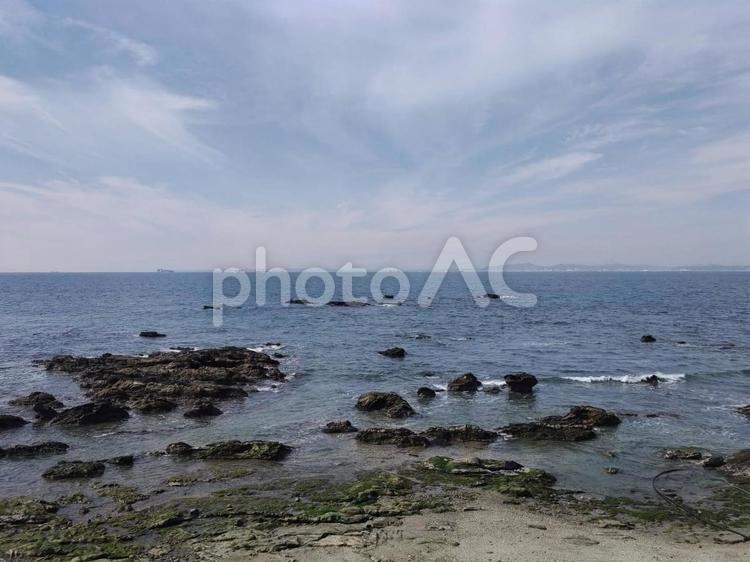 岩場と海と曇り空 海,空,雲の写真素材