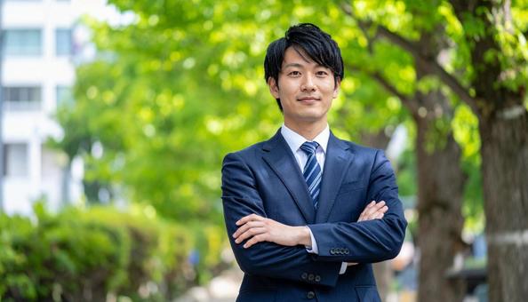 腕組みをするビジネスパーソン 腕組みをするビジネスパーソンの写真